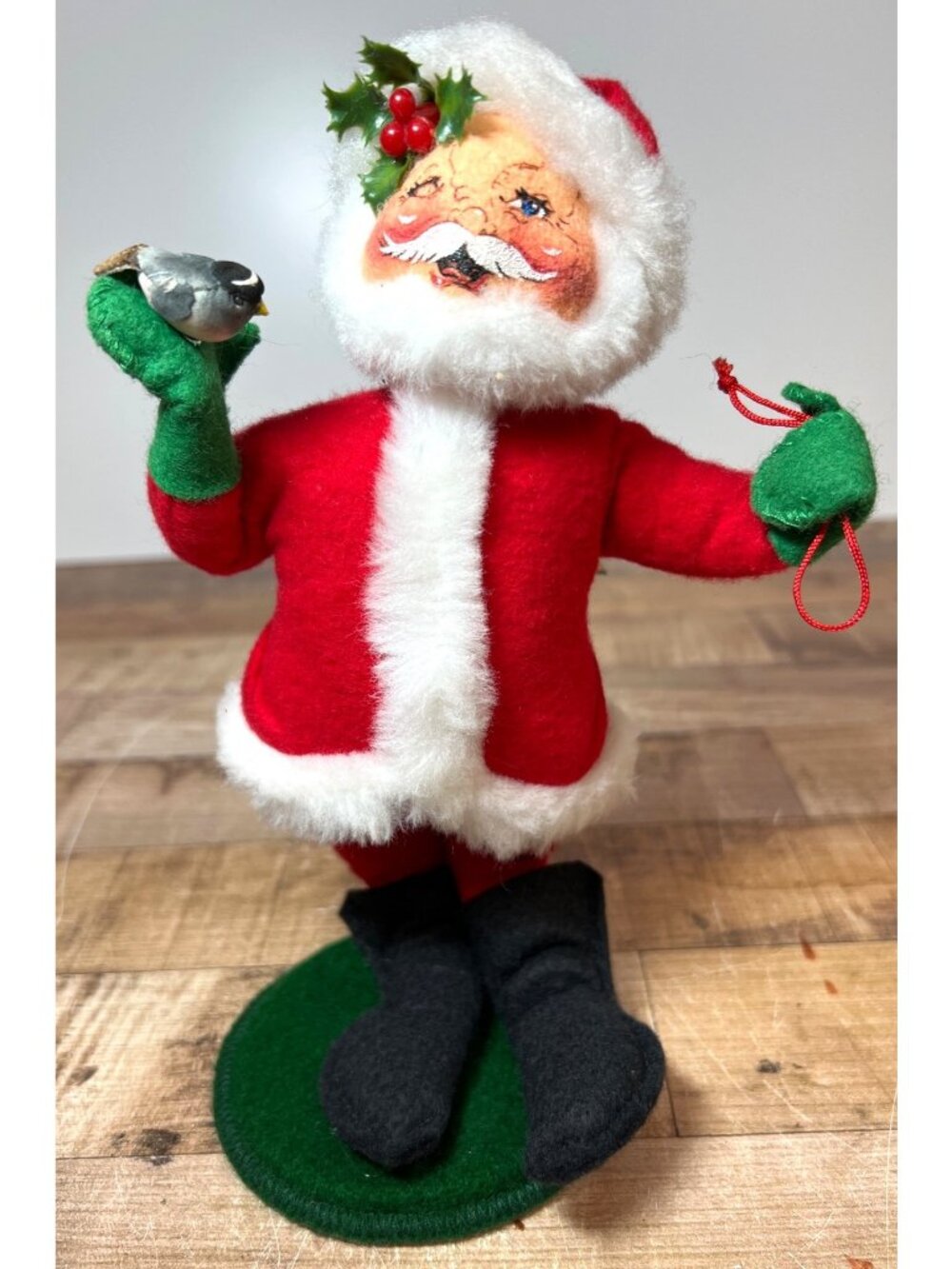 Annalee Christmas Tweets Santa Figurine With Bird & Holly Accents Tag 503600